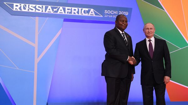 Russian President Vladimir Putin at the ceremony of the official meeting of the heads of state and governments (with spouses) of the member states of the Russia -Africa summit. On the left is the President of the King Fosten -Arshange Tuader. - Sputnik International