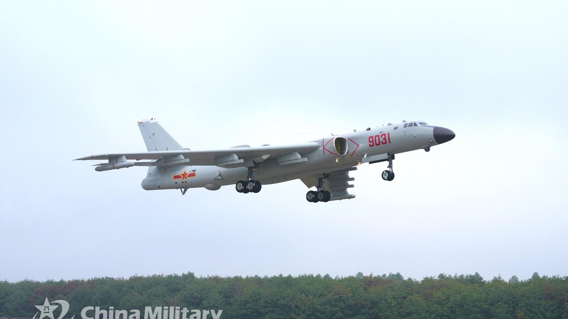 An H-6 bomber attached to a naval aviation regiment under the PLA Southern Theater Command takes off during the flight training on January 5, 2022 An H-6 bomber attached to a naval aviation regiment under the PLA Southern Theater Command takes off during the flight training on January 5, 2022 - Sputnik International, 1920, 02.07.2024