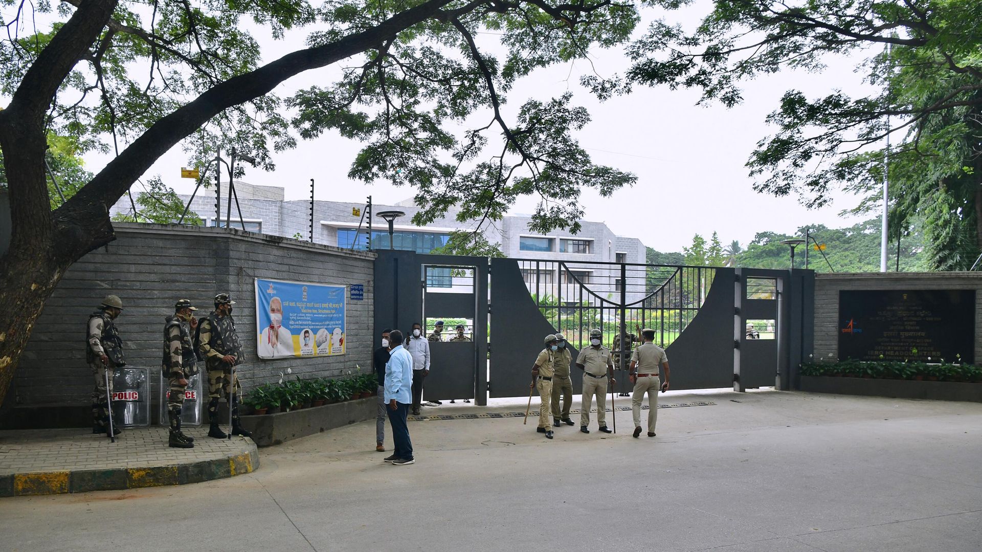 Police personnel stand guard in front of the headquarters of Indian Space Research Organisation (ISRO) as National Students Union of India (NSUI) stage a protest demanding the government to drop the proposal to shift the ISRO's 'Gaganyaan' manned space mission from Karnataka to Gujarat, in Bangalore on December 1, 2021.  - Sputnik International, 1920, 11.11.2022