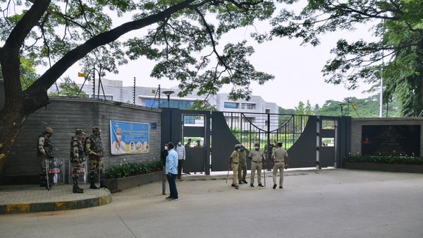 Police personnel stand guard in front of the headquarters of Indian Space Research Organisation (ISRO) as National Students Union of India (NSUI) stage a protest demanding the government to drop the proposal to shift the ISRO's 'Gaganyaan' manned space mission from Karnataka to Gujarat, in Bangalore on December 1, 2021.  - Sputnik International