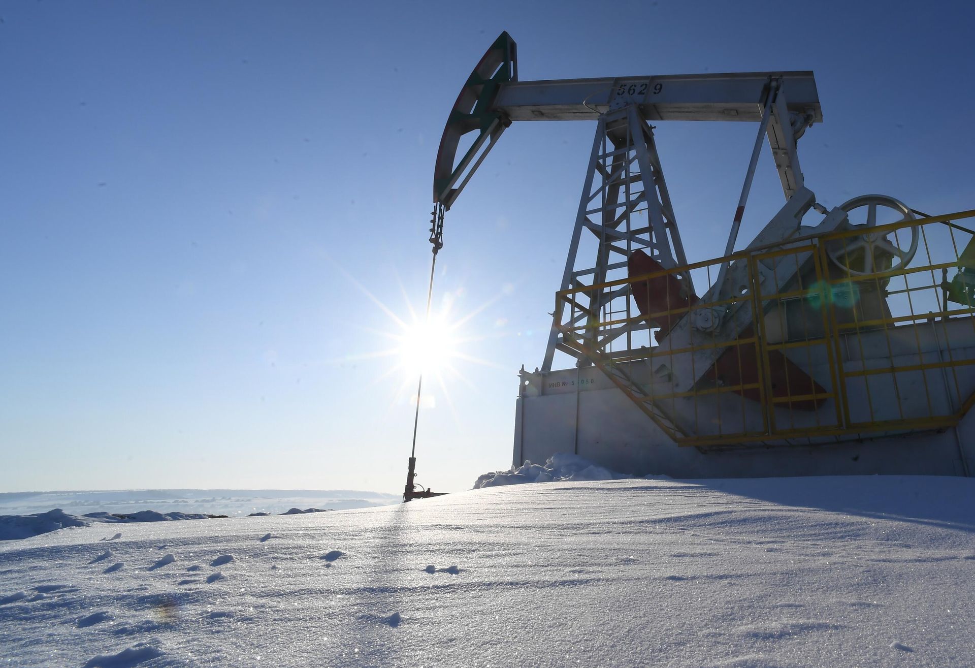 An oil pumpjack is seen in Almetyevsk District, Tatarstan, Russia. An oil pumpjack is seen in Almetyevsk District, Tatarstan, Russia. - Sputnik International, 1920, 12.02.2023