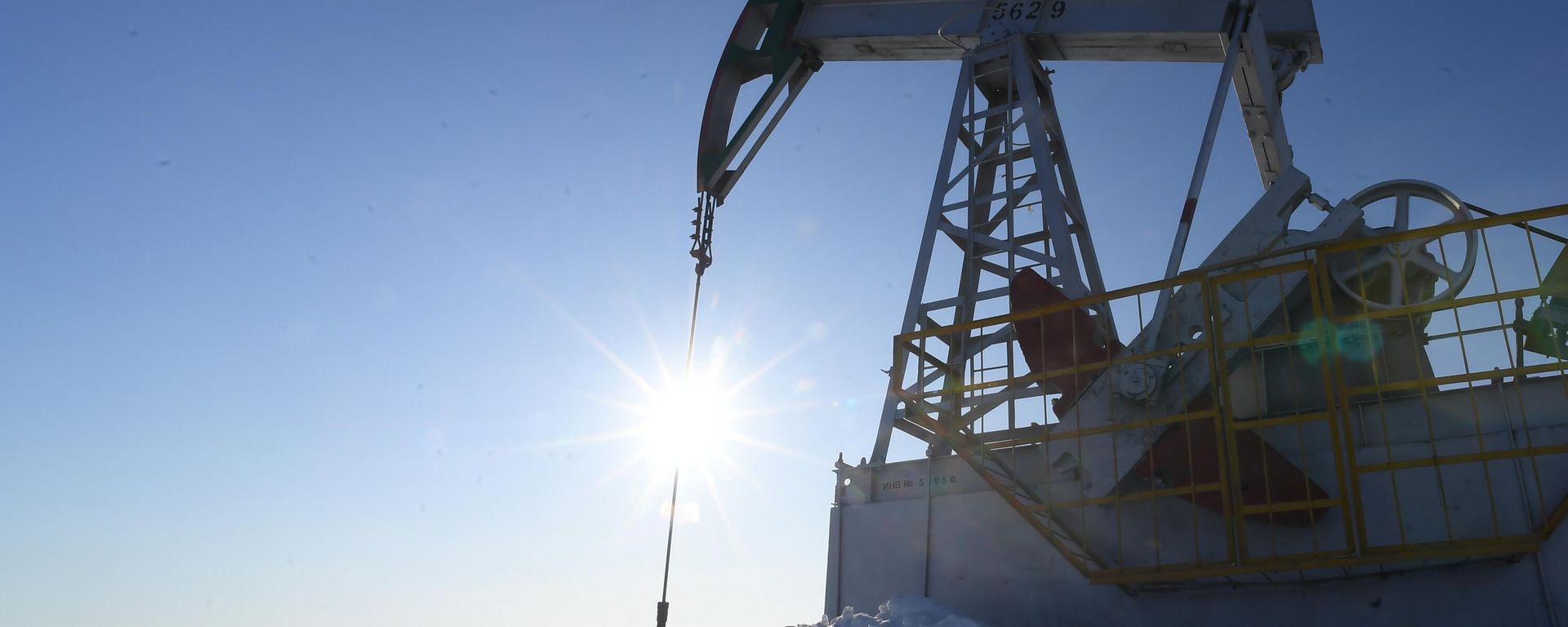 An oil pumpjack is seen in Almetyevsk District, Tatarstan, Russia. - Sputnik International, 1920, 13.03.2023