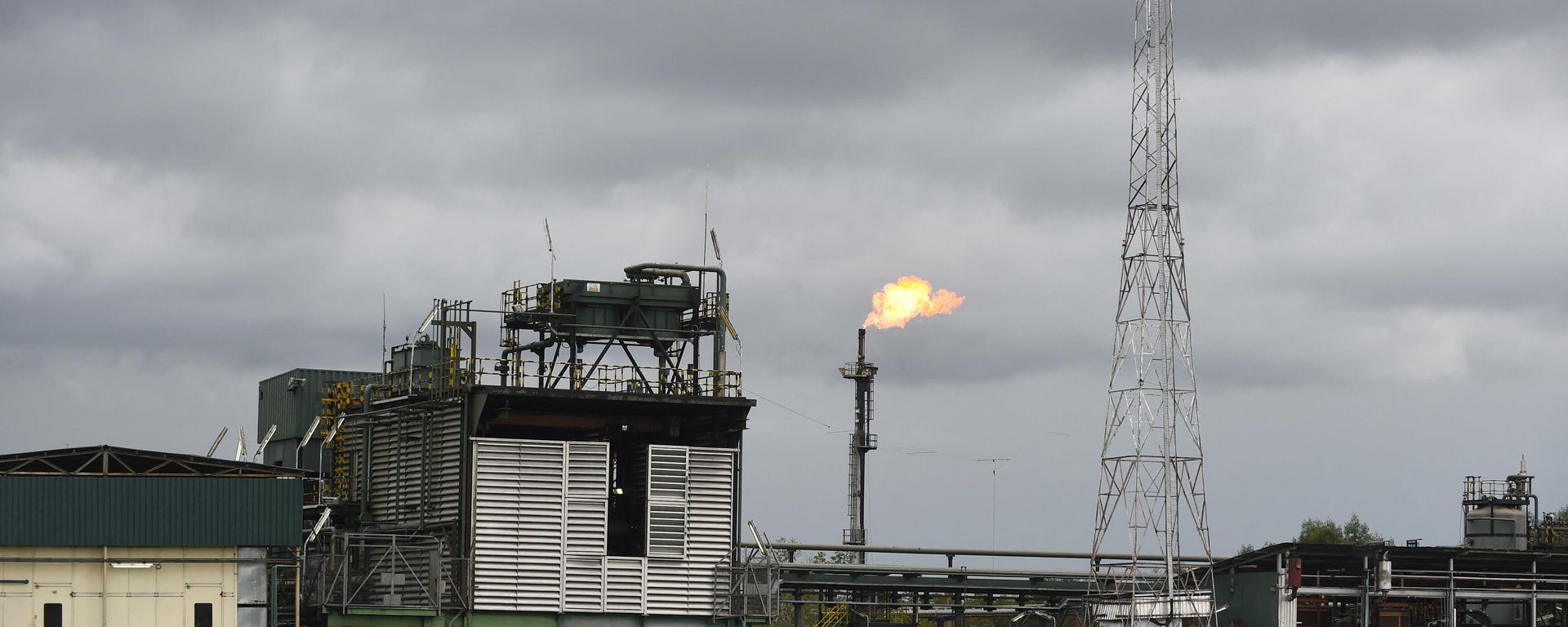 A gas flare burns at the Batan flow station operated by Chevron under a joint-venture arrangement with the Nigerian National Petroleum Corporation (NNPC) for the onshore and offshore assets in the Niger Delta region on March 26, 2018. A gas flare burns at the Batan flow station operated by Chevron under a joint-venture arrangement with the Nigerian National Petroleum Corporation (NNPC) for the onshore and offshore assets in the Niger Delta region on March 26, 2018. - Sputnik International, 1920, 17.11.2022