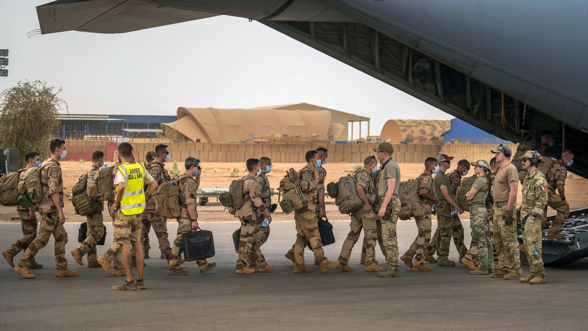French Barkhane force soldiers who wrapped up a four-month tour of duty in the Sahel leave their base in Gao, Mali, June 9, 2021. French Barkhane force soldiers who wrapped up a four-month tour of duty in the Sahel leave their base in Gao, Mali, June 9, 2021. - Sputnik International, 1920, 17.08.2024