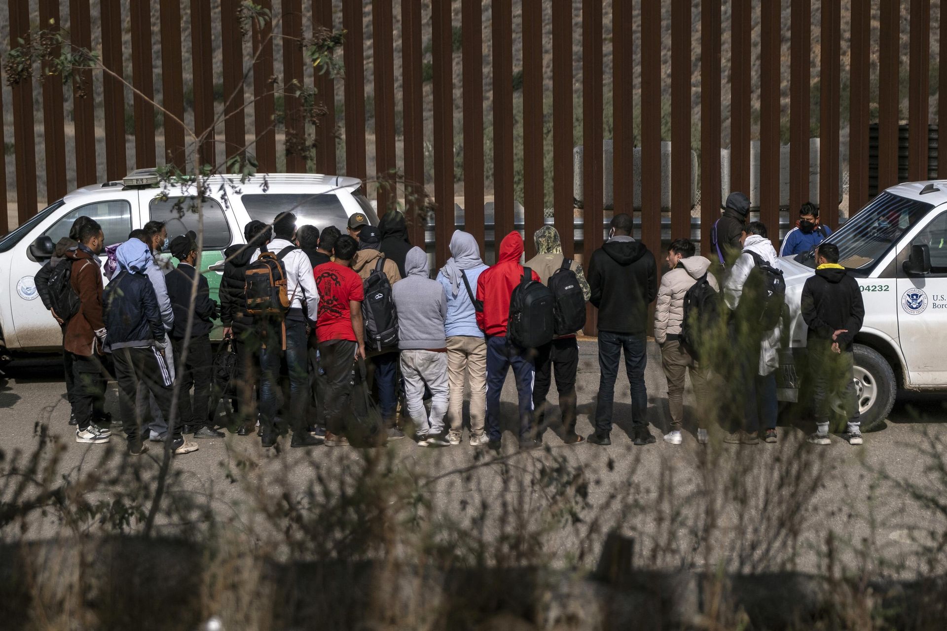 A border patrol agent talks to a group of migrants before processing them after they crossed the US-Mexico border on November 11, 2022. - Sputnik International, 1920, 28.11.2022