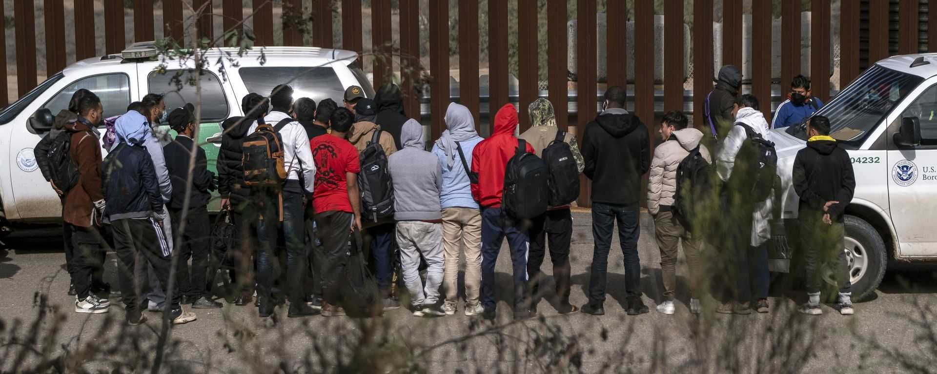 A border patrol agent talks to a group of migrants before processing them after they crossed the US-Mexico border on November 11, 2022. A border patrol agent talks to a group of migrants before processing them after they crossed the US-Mexico border on November 11, 2022. - Sputnik International, 1920, 12.11.2022
