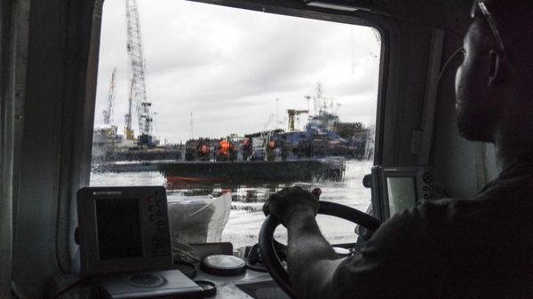 A member of the NNS Delta Of the Nigerian Navy forces steers a boat through the port area on April 19, 2017 in the Niger Delta region near the city of Port Harcourt. - Sputnik International