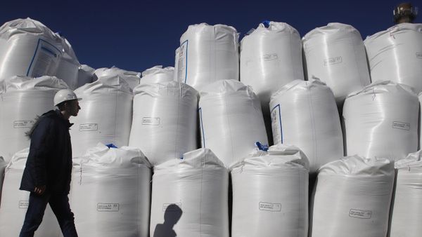 An employee on the territory of the Almaz Fertilizers LLC plant for the production of water-soluble and granular fertilizers in the city of Lermontov, Stavropol Territory. - Sputnik International