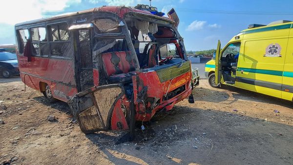 Egyptian emergency services gather near a damaged minibus which that was pulled out of a water canal following a crash in al-Dayris village near the Nile Delta city of Mansoura in the Dakahlia Governorate, some 120Km north of the capital, on November 12, 2022.  - Sputnik International