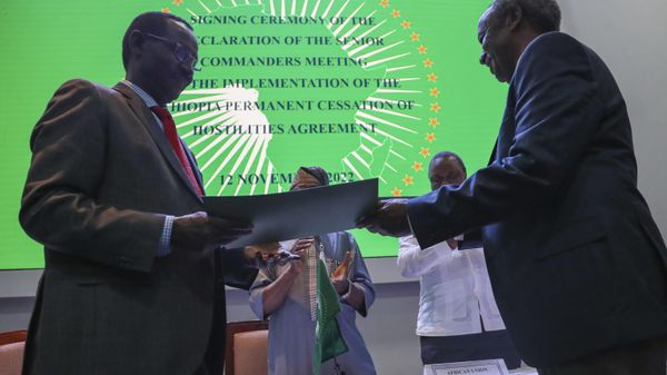 Chief of Staff of Ethiopian Armed Forces Field Marshall Birhanu Jula, left, and Head of the Tigray Forces Lieutenant General Tadesse Werede, right, exchange signed copies of an agreement, at Ethiopian peace talks in Nairobi, Kenya Saturday, Nov. 12, 2022.  - Sputnik International