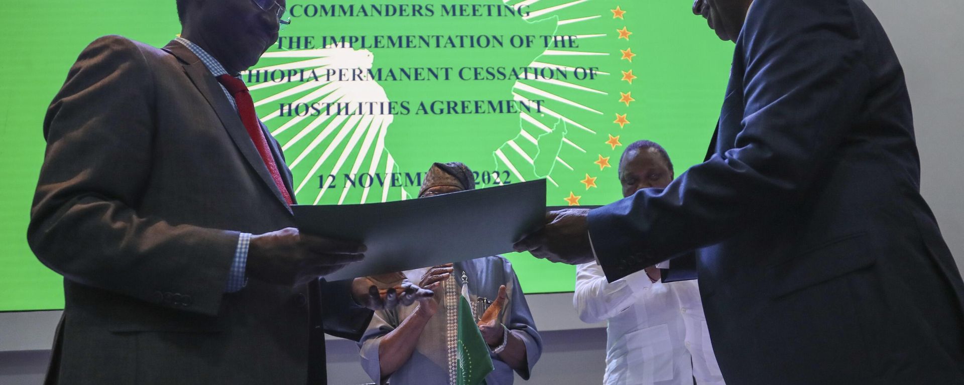 Chief of Staff of Ethiopian Armed Forces Field Marshall Birhanu Jula, left, and Head of the Tigray Forces Lieutenant General Tadesse Werede, right, exchange signed copies of an agreement, at Ethiopian peace talks in Nairobi, Kenya Saturday, Nov. 12, 2022. Chief of Staff of Ethiopian Armed Forces Field Marshall Birhanu Jula, left, and Head of the Tigray Forces Lieutenant General Tadesse Werede, right, exchange signed copies of an agreement, at Ethiopian peace talks in Nairobi, Kenya Saturday, Nov. 12, 2022. - Sputnik International, 1920, 13.11.2022
