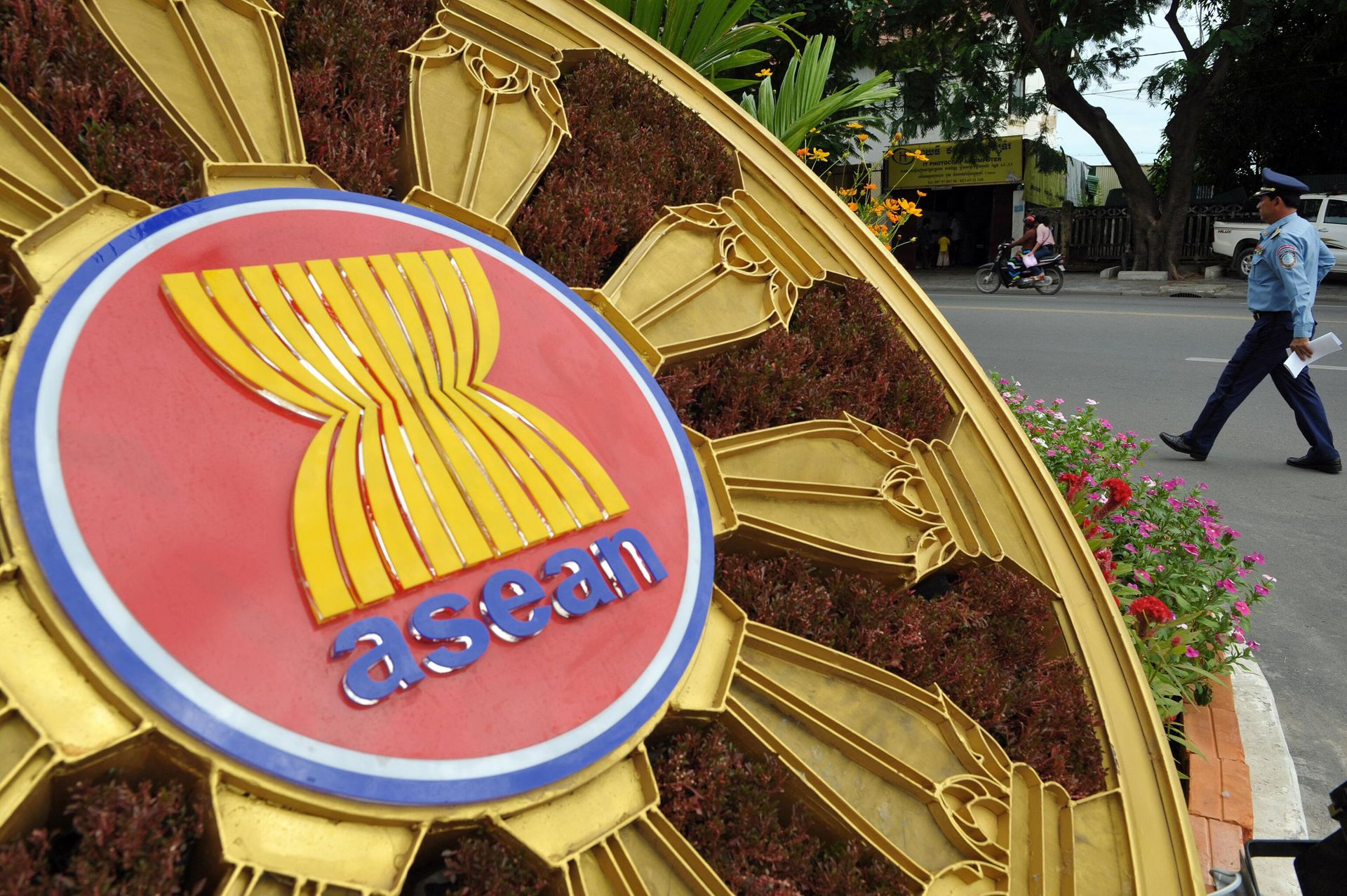 A Cambodian police officer (R) walks past the ASEAN logo in front of the Peace Palace during the 45th Association of Southeast Asian Nations (ASEAN) Foreign Ministers' Meeting (AMM) in Phnom Penh on July 8, 2012. Efforts to ease tensions in the South China Sea will dominate this week's Asian security dialogue in Cambodia, analysts say, while the US will be at pains to stress it seeks cooperation, not rivalry, with China. A Cambodian police officer (R) walks past the ASEAN logo in front of the Peace Palace during the 45th Association of Southeast Asian Nations (ASEAN) Foreign Ministers' Meeting (AMM) in Phnom Penh on July 8, 2012. Efforts to ease tensions in the South China Sea will dominate this week's Asian security dialogue in Cambodia, analysts say, while the US will be at pains to stress it seeks cooperation, not rivalry, with China. - Sputnik International, 1920, 23.11.2022
