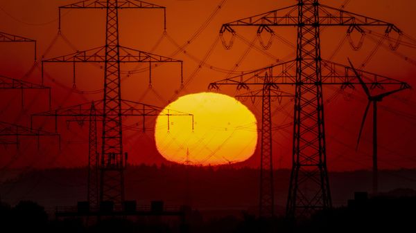 The sun rises behind power poles on the outskirts of Frankfurt, Germany, on May 15, 2022.  - Sputnik International