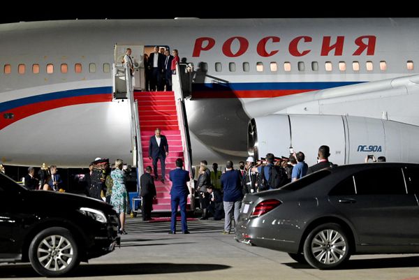 Министр иностранных дел России Сергей Лавров прибывает для участия в саммите G20 в международный аэропорт в Тубане, Бали - Sputnik International