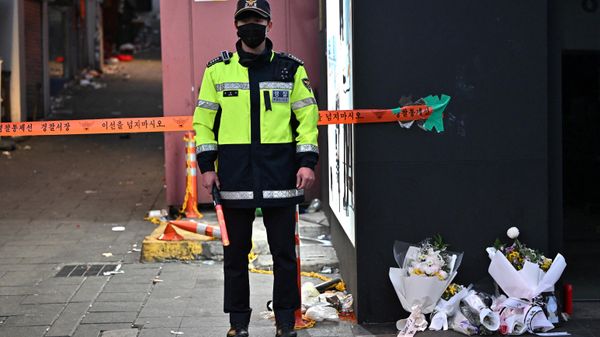 Police officer stands guard at the cordoned scene of the deadly Halloween crowd surge in the district of Itaewon in Seoul on November 1, 2022. (Photo by Jung Yeon-je / AFP) - Sputnik International