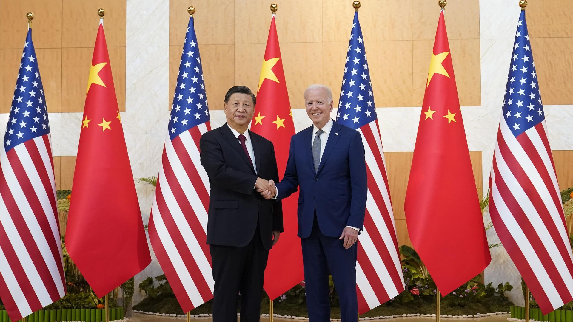 U.S. President Joe Biden shakes hands with Chinese President Xi Jinping U.S. President Joe Biden shakes hands with Chinese President Xi Jinping - Sputnik International, 1920, 14.11.2022
