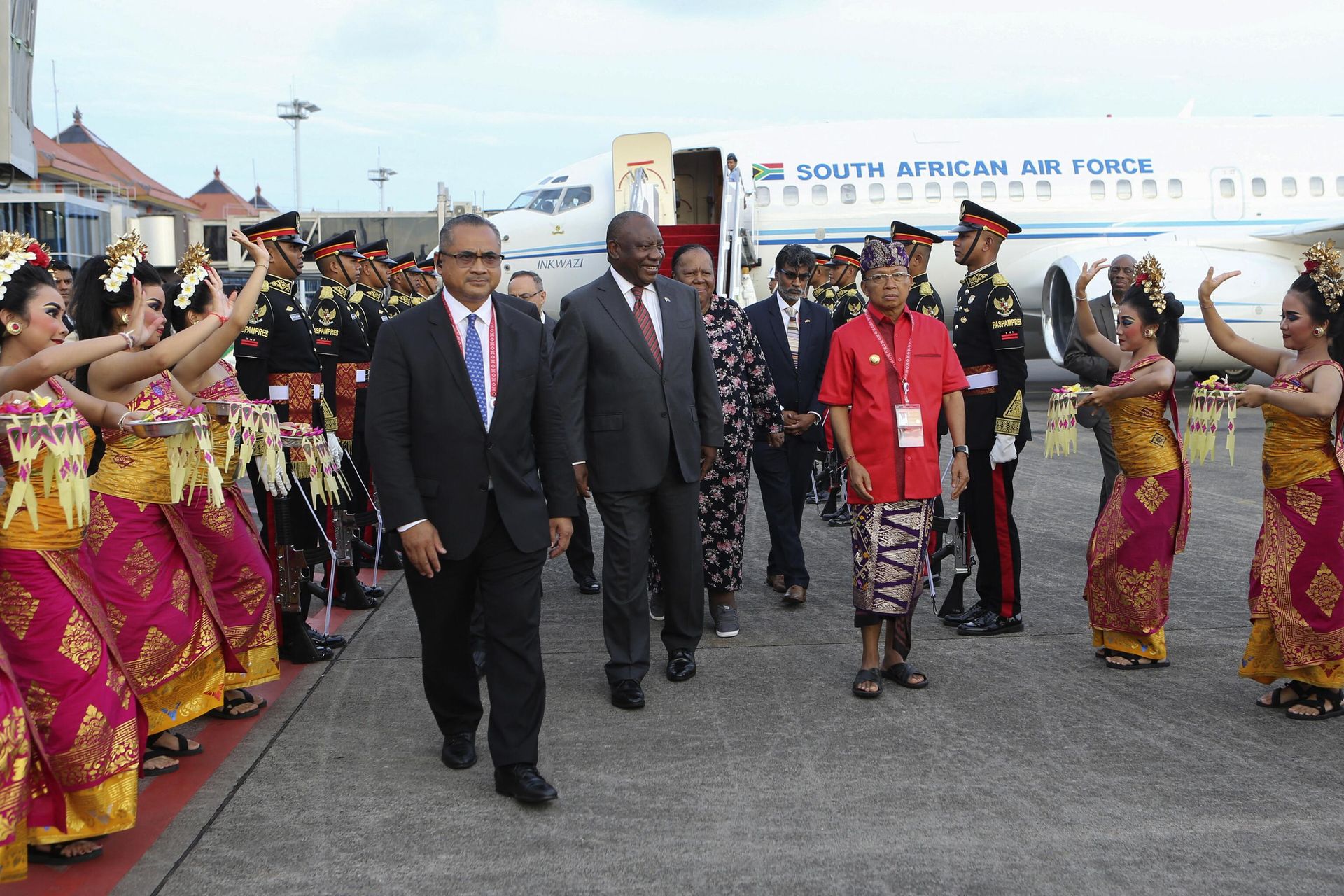 South Africa's President Cyril Ramaphosa (C), is welcomed by performers as he arrives at the Ngurah Rai International Airport ahead of the G20 Summit in Bali, Indonesia on November 14, 2022 - Sputnik International, 1920, 14.11.2022