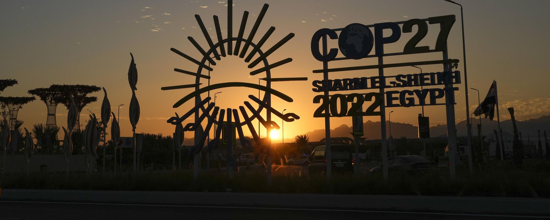 The sun sets behind the COP27 logo outside the venue of the COP27 U.N. Climate Summit, Saturday, Nov. 12, 2022, in Sharm el-Sheikh, Egypt. The sun sets behind the COP27 logo outside the venue of the COP27 U.N. Climate Summit, Saturday, Nov. 12, 2022, in Sharm el-Sheikh, Egypt. - Sputnik International, 1920, 14.11.2022