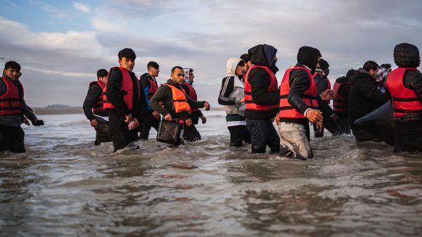 Migrants board a smuggler's boat on the beach of Gravelines, near Dunkirk, northern France on October 12, 2022, in an attempt to cross the English Channel - Sputnik International