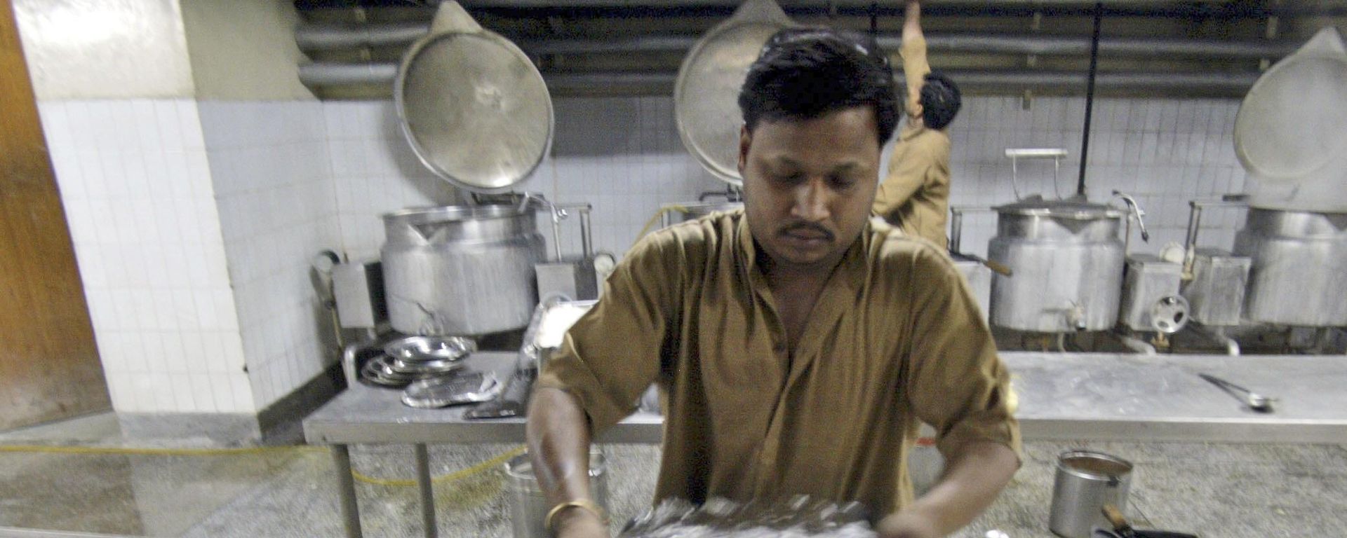Workers at a government hospital prepare a meal for patients in Jammu, India, Wednesday, May 7, 2008. Workers at a government hospital prepare a meal for patients in Jammu, India, Wednesday, May 7, 2008. - Sputnik International, 1920, 15.11.2022