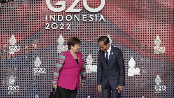 Indonesia President Joko Widodo, left, greets International Monetary Fund (IMF) Managing Director Kristalina Georgieva during the G20 Summit in Nusa Dua, Bali, Indonesia, Tuesday Nov. 15, 2022. - Sputnik International