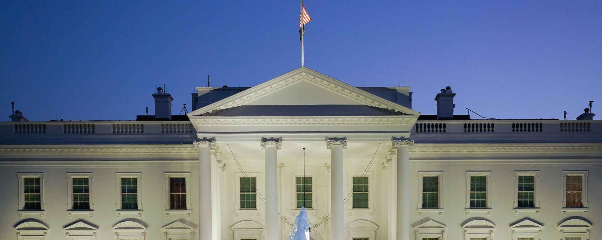 The White House is seen at dusk during the US midterm election, in Washington, DC, on November 8, 2022 The White House is seen at dusk during the US midterm election, in Washington, DC, on November 8, 2022 - Sputnik International, 1920, 15.11.2022