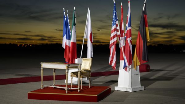 A table for a guest book and the flags of the G7 leaders, on the tarmac for the arrival of US President Joe Biden for the G7 summit at Franz-Joseph-Strauss Airport in Munich, Germany, Saturday, June 25, 2022. - Sputnik International