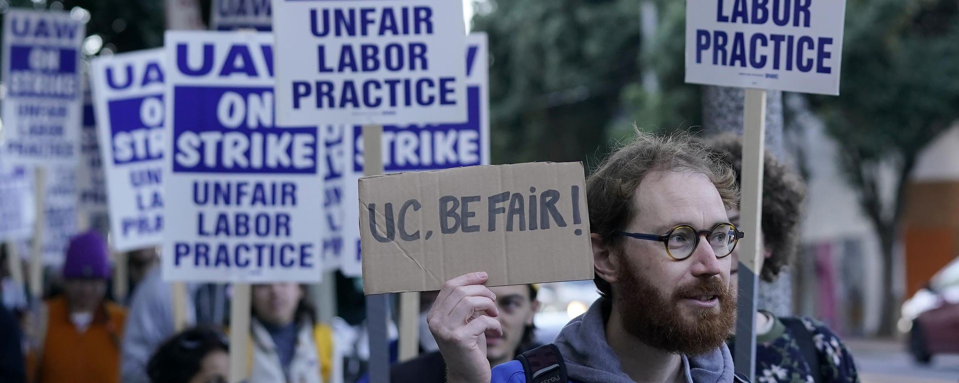 People take part in a protest outside of University of California San Francisco medical offices in San Francisco, Monday, Nov. 14, 2022. Nearly 48,000 unionized academic workers at all 10 University of California campuses have walked off the job Monday. People take part in a protest outside of University of California San Francisco medical offices in San Francisco, Monday, Nov. 14, 2022. Nearly 48,000 unionized academic workers at all 10 University of California campuses have walked off the job Monday. - Sputnik International, 1920, 15.11.2022