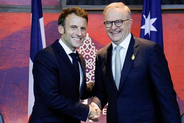 France's President Emmanuel Macron (L) meets Australia's Prime Minister Anthony Albanese on the sidelines of the G20 Summit in Nusa Dua on the Indonesian resort island of Bali on November 16, 2022.  - Sputnik International