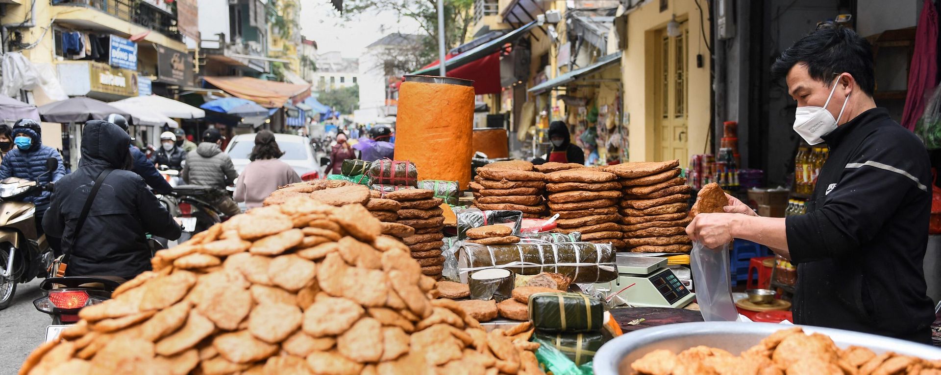 A shopkeeper packs pork sausage at his shop in Hanoi on February 22, 2022. (Photo by Nhac NGUYEN / AFP) A shopkeeper packs pork sausage at his shop in Hanoi on February 22, 2022. (Photo by Nhac NGUYEN / AFP) - Sputnik International, 1920, 16.11.2022