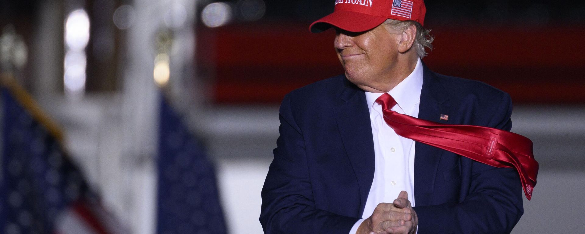 Former US President Donald Trump arrives for a Save America rally ahead of the midterm elections at Arnold Palmer Regional Airport in Latrobe, Pennsylvania, on November 5, 2022 - Sputnik International, 1920, 20.11.2022