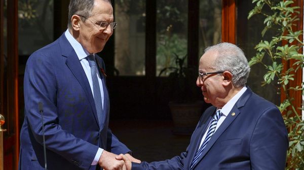 In this handout photo released by the Russian Foreign Ministry press service, Russian Foreign Minister Sergei Lavrov, left, and Algerian President Abdelmadjid Tebboune shake hands after a joint news conference following their talks at El Mouradia Palace, the official residence of the president, in Algiers, Algeria, on Tuesday, May 10, 2022. - Sputnik International
