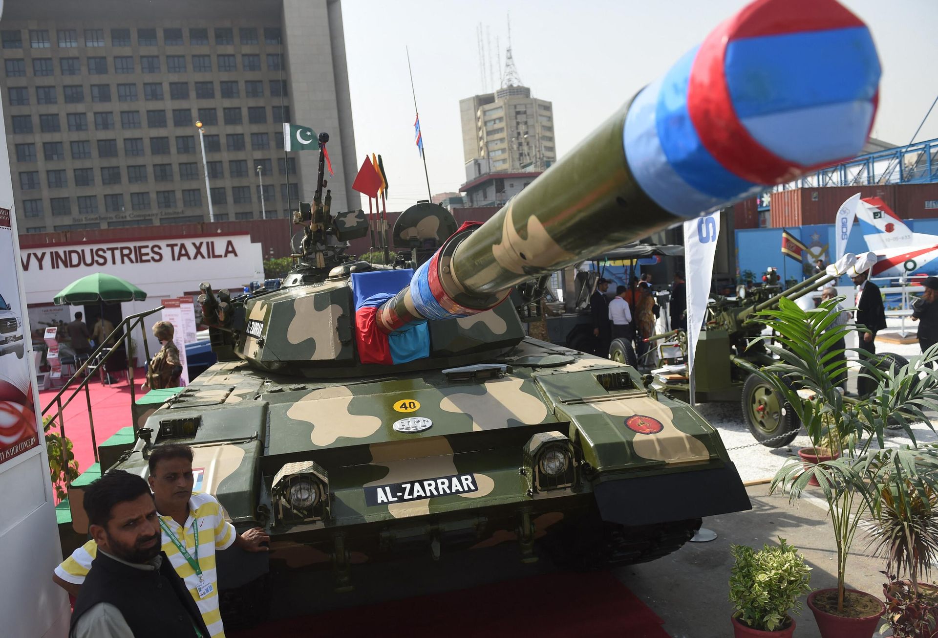 Delegate members look at Pakistan's Al-Zarrar tank and other artillery during the International Defence Exhibition and Seminar (IDEAS) 2016, in Karachi on November 23, 2016. Delegate members look at Pakistan's Al-Zarrar tank and other artillery during the International Defence Exhibition and Seminar (IDEAS) 2016, in Karachi on November 23, 2016. - Sputnik International, 1920, 16.11.2022