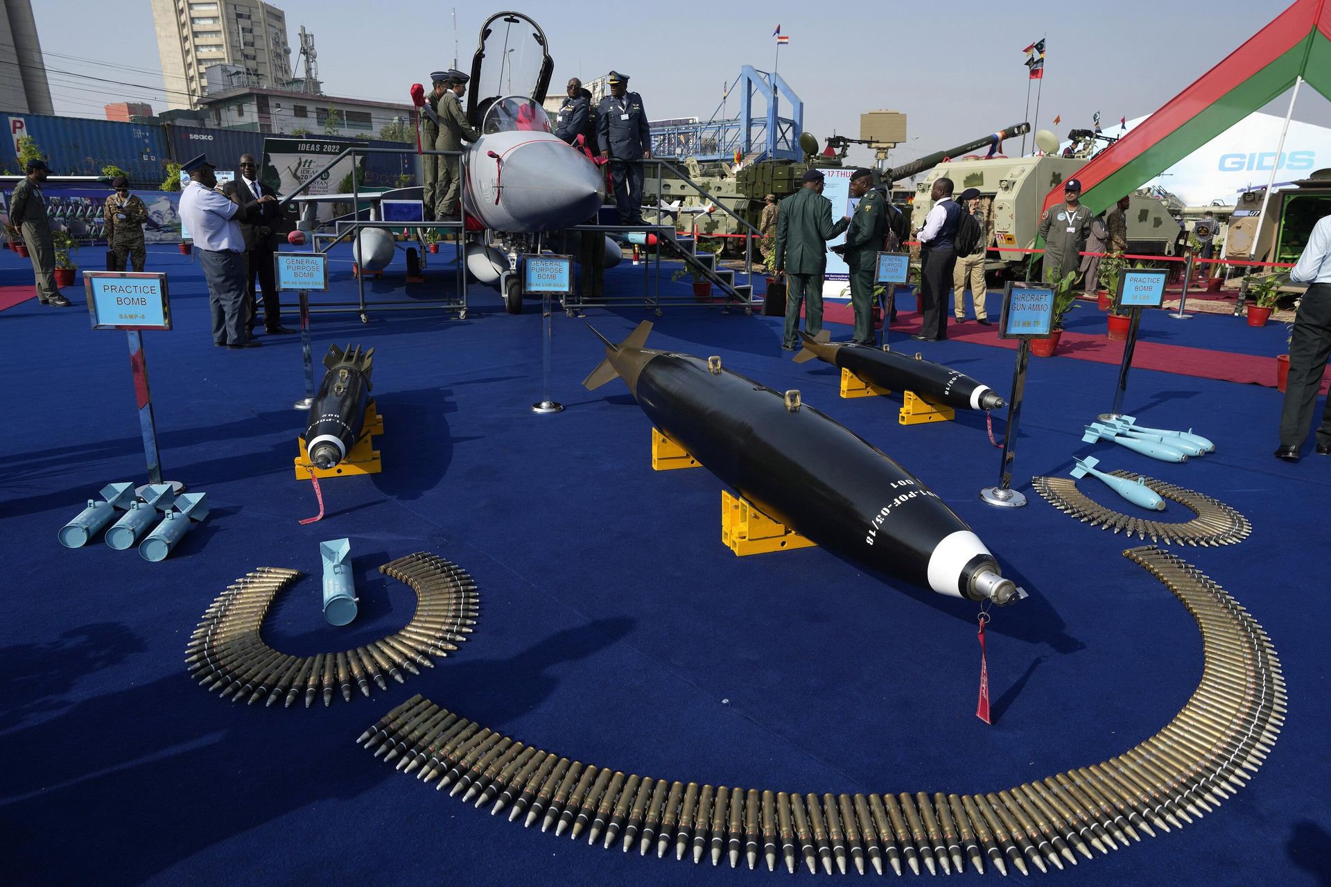 People look at a Pakistani indigenous JF Thunder-17 fighter jet displayed at a defense exhibition in Karachi, Pakistan, Wednesday, Nov. 16, 2022. People look at a Pakistani indigenous JF Thunder-17 fighter jet displayed at a defense exhibition in Karachi, Pakistan, Wednesday, Nov. 16, 2022. - Sputnik International, 1920, 16.11.2022