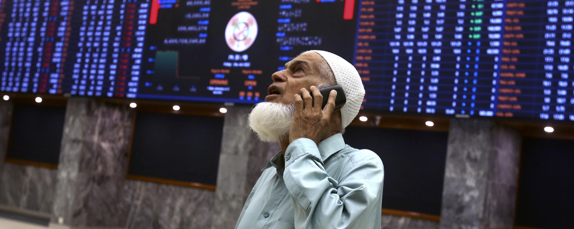 An investor monitors Index on the big screen at at the Pakistan Stock Exchange (PSE), in Karachi, Pakistan, Friday, June 24, 2022. - Sputnik International, 1920, 14.05.2026