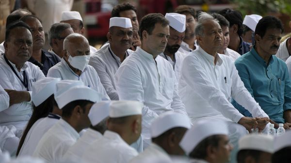 India's opposition Congress party leader Rahul Gandhi, center, participates in a prayer meeting at Gandhi Ashram or Sabarmati Ashram in Ahmedabad, India, Monday, Sept. 5, 2022. - Sputnik International