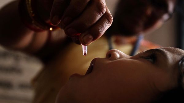 A health worker administers a polio drop to an infant as part of Mission Indradhanush on World Health Day in Bhubaneswar, India, Tuesday, April 7, 2015. - Sputnik International