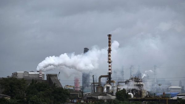 Steam emits from a crude oil refinery in Kochi, Kerala state, India, Aug. 26, 2022. A new accounting of carbon dioxide emissions finds that heat-trapping gas pollution from fossil fuels went up about 1% more than last year. - Sputnik International