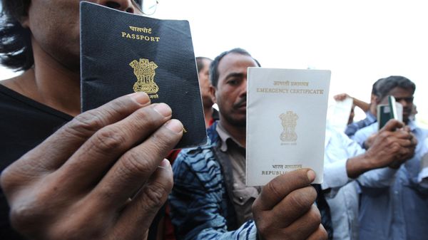 Foreign workers show their documents as they gather outside the Saudi immigration ministry waiting for an exit visa as Saudi security begin their search campaign against illegal laborers, on November 4, 2013 in downtown of Riyadh. - Sputnik International