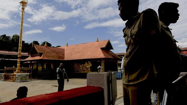 Policemen stand guard at the Sabarimala temple, one of the world's largest Hindu pilgrimage sites, in the southern Indian state of Kerala, Monday, Nov. 5, 2018. - Sputnik International