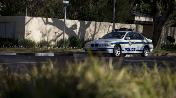 Police officers sit guard in a patrol car parked outside the residence of former South African President Nelson Mandela in Johannesburg, South Africa, Thursday, Sept. 5, 2013. - Sputnik International
