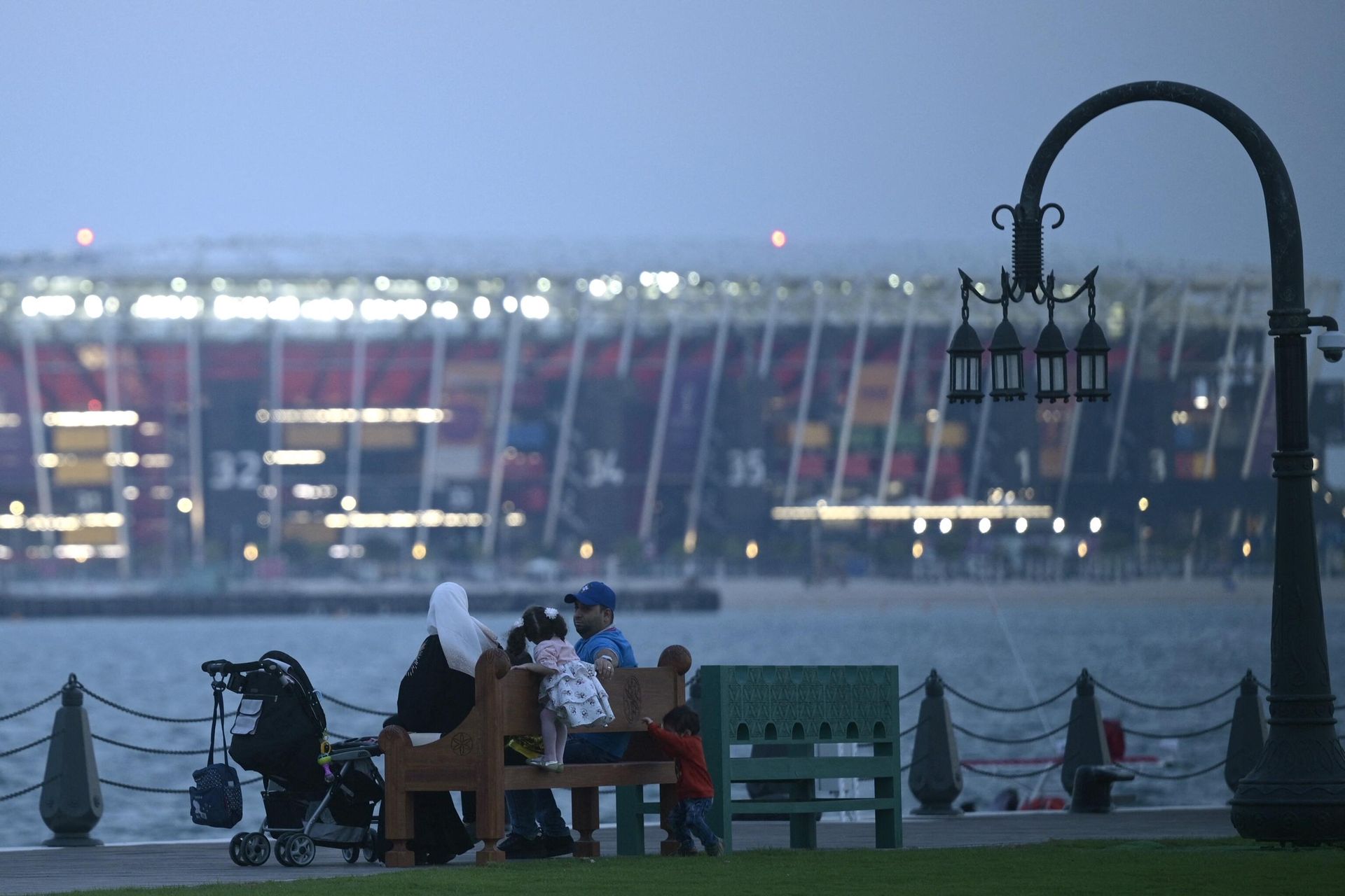 A family is seen at the harbour backdropped by the 974 Stadium in Doha on November 17, 2022 ahead of the FIFA World Cup Qatar 2022. A family is seen at the harbour backdropped by the 974 Stadium in Doha on November 17, 2022 ahead of the FIFA World Cup Qatar 2022. - Sputnik International, 1920, 18.11.2022
