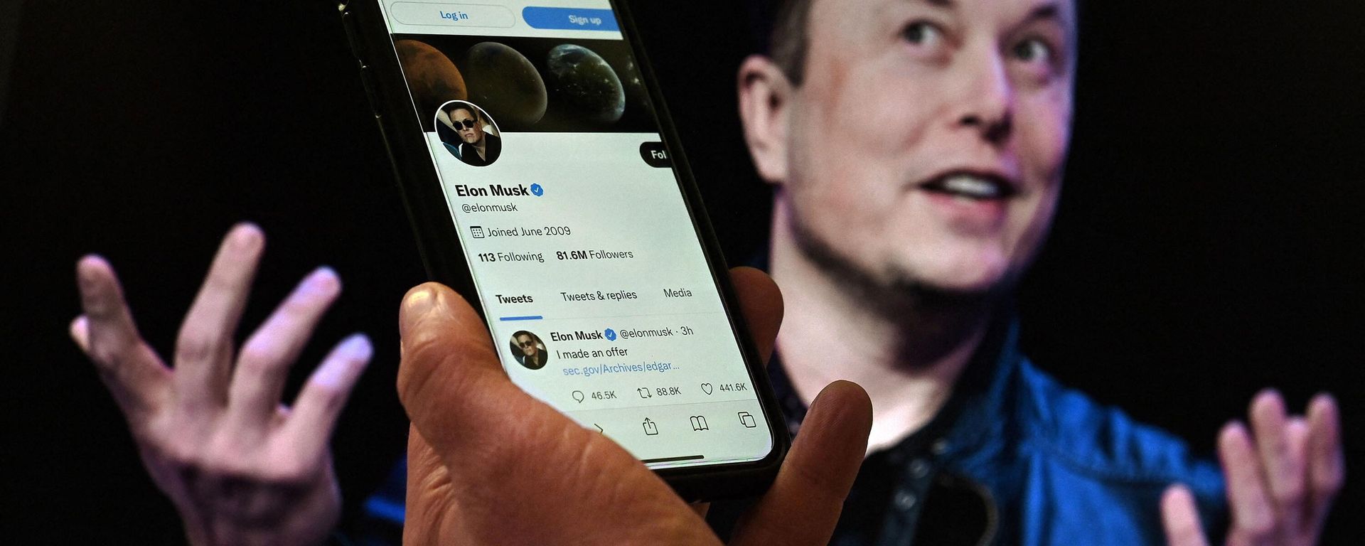 (FILES) In this file photo illustration taken on April 14, 2022 a phone screen displays the Twitter account of Elon Musk with a photo of him shown in the background, in Washington, DC. (FILES) In this file photo illustration taken on April 14, 2022 a phone screen displays the Twitter account of Elon Musk with a photo of him shown in the background, in Washington, DC. - Sputnik International, 1920, 10.12.2022