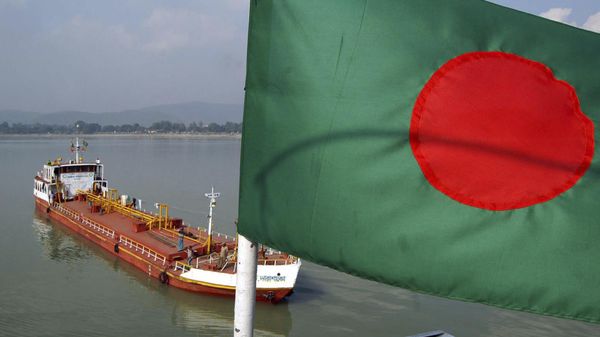 A Bangladeshi oil carrier transporting high speed diesel from Indias Numaligarh Refinery halts at Pandu Port on River Brahmaputra for customs clearance in Gauhati, India Thursday, Dec. 20, 2007. - Sputnik International