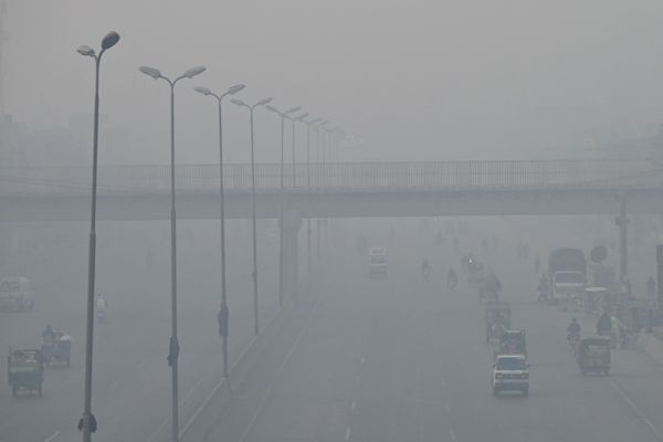 Commuters make their way along a street amid heavy smog in Lahore on November 18, 2022. Commuters make their way along a street amid heavy smog in Lahore on November 18, 2022. - Sputnik International