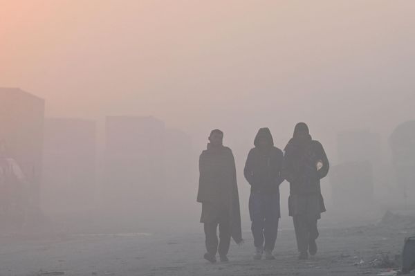 Men walk along a street amid heavy smog in Lahore on November 18, 2022. Men walk along a street amid heavy smog in Lahore on November 18, 2022. - Sputnik International