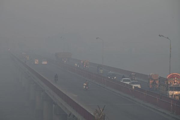 Commuters make their way along a street amid heavy smog in Lahore on November 18, 2022. Commuters make their way along a street amid heavy smog in Lahore on November 18, 2022. - Sputnik International