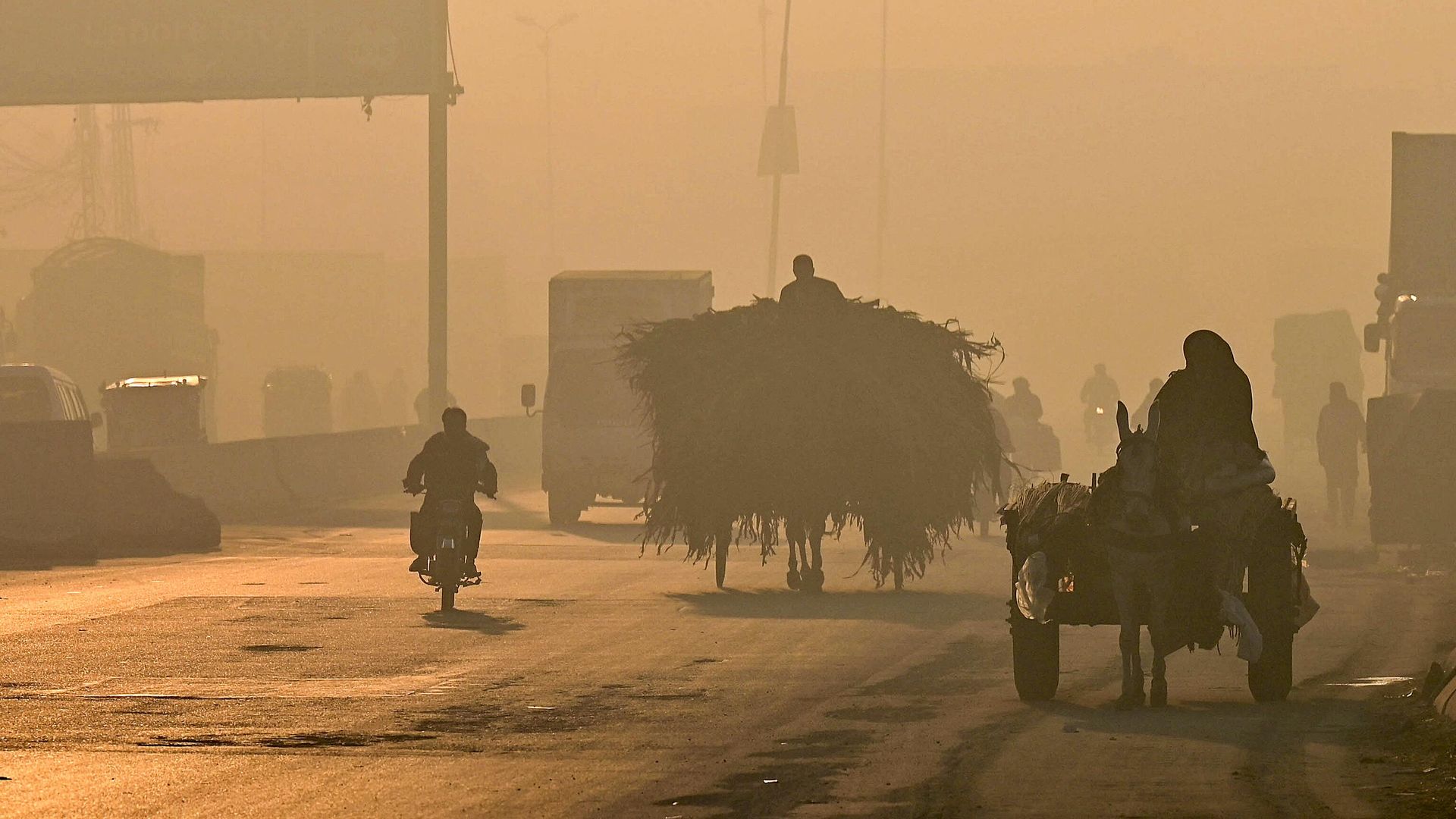 Commuters make their way along a street amid heavy smog in Lahore on November 18, 2022. Commuters make their way along a street amid heavy smog in Lahore on November 18, 2022. - Sputnik International, 1920, 18.11.2022