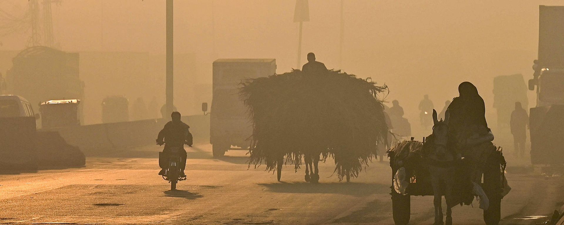 Commuters make their way along a street amid heavy smog in Lahore on November 18, 2022. Commuters make their way along a street amid heavy smog in Lahore on November 18, 2022. - Sputnik International, 1920, 18.11.2022