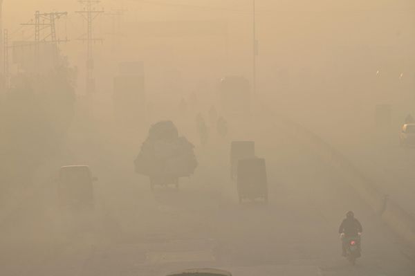 Commuters make their way along a street amid heavy smog in Lahore on November 18, 2022. Commuters make their way along a street amid heavy smog in Lahore on November 18, 2022. - Sputnik International